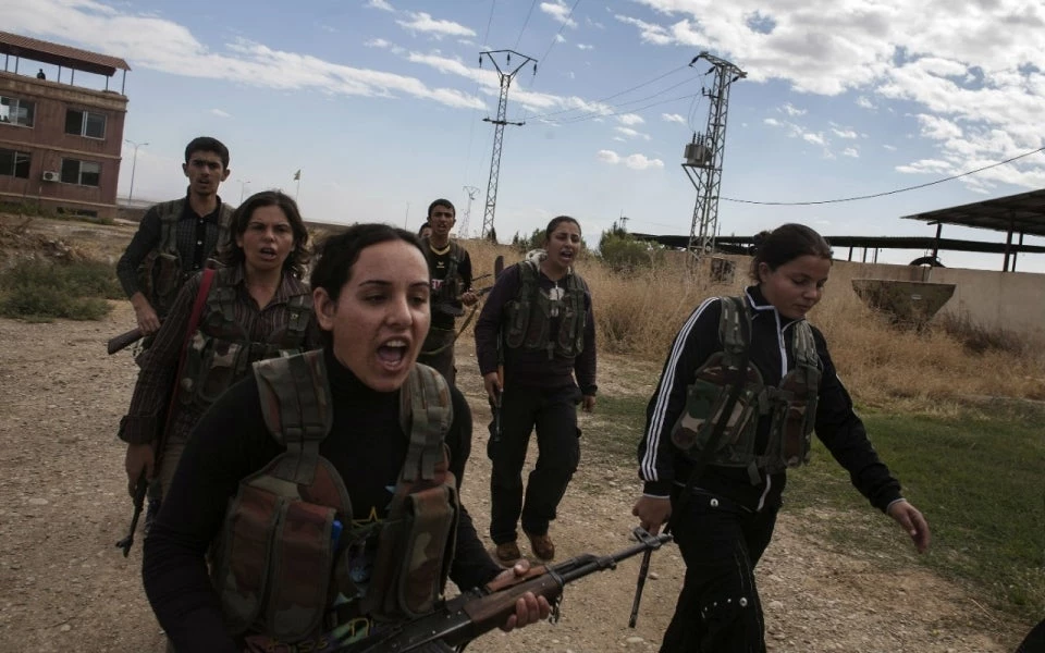 Βίντεο ψυχής: Κούρδισες αρματώνονται και πάνε στο μέτωπο για μακελειό με Τούρκους